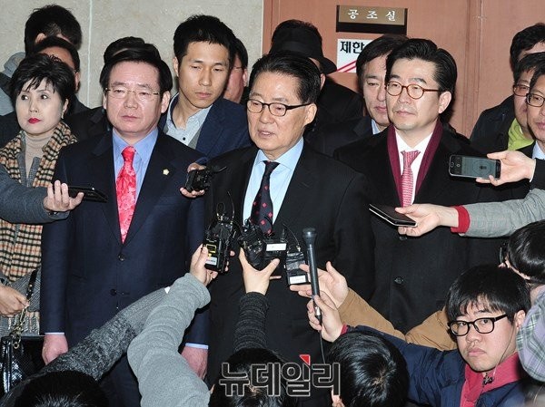 ▲ 최근 더불어민주당을 탈당한 무소속 박지원 의원이 25일, 더불어민주당에 입당한 김홍걸 교수에 대해 "이희호 여사의 뜻과는 다르다"는 취지의 말을 꺼냈다. 김홍걸 교수는 김대중 전 대통령의 3남이다. ⓒ뉴데일리 이종현 기자