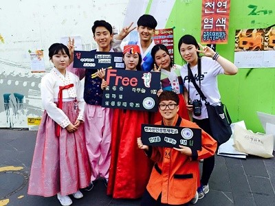 ▲ 전통문화를 알리기 위해 프리절을 시작한 2기 김은비 학생(가운데) (벤자민인성영재학교 제공)