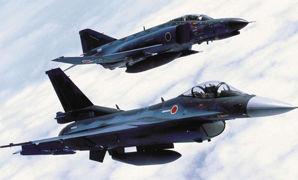 ▲ 일본 항공자위대 F-2, F-4전투기.ⓒ일본 항자대