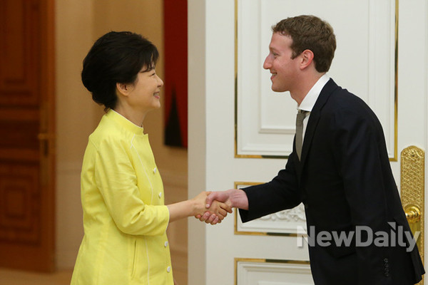 ▲ 박근혜 대통령이 지난 2013년 6월 청와대에서 주커버그 페이스북 대표를 만나 인사를 나누고 있다. ⓒ뉴데일리