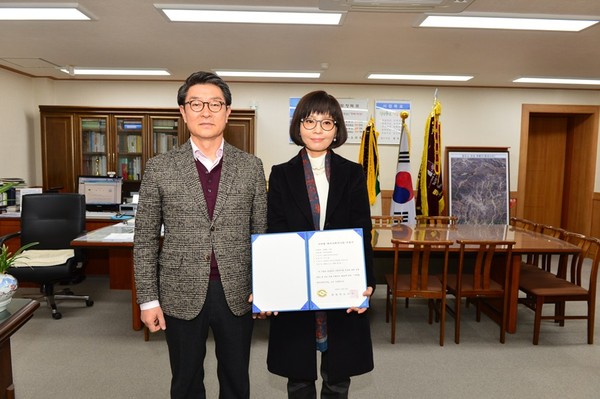 ▲ 영주시는 25일 경북도로부터 2016년도 상반기 지역형 예비사회적기업에 신규 지정된 ㈜한국선비국궁교육원에 대한 지정서 전달식을 가졌다. ⓒ영주시 제공