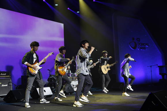 ▲ 지난 23~24일 성균관대 600주년 기념관에서 개최된 CJ그룹 꿈키움 스테이지에 참여한 청소년들이 지난 5개월간 만든 작품을 무대에서 선보이고 있다.ⓒCJ그룹