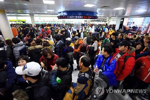 ▲ 운항 재개에 북새통을 이룬 제주공항.ⓒ연합뉴스
