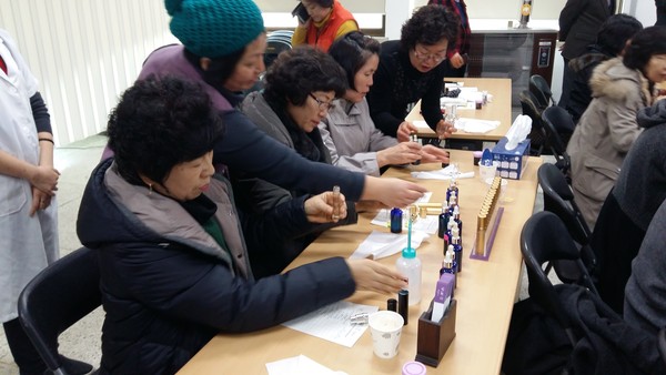 ▲ 진천군 새해농업인실용화교육에서 실시한 향수만들기 프로그램이 여성농업인들에게 큰 호응을 얻었다. ⓒ진천군