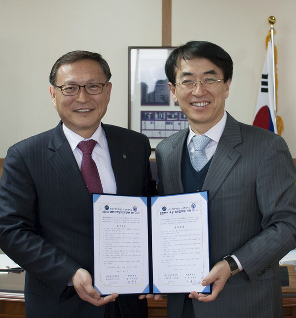 ▲ 이용걸 세명대 총장(오른쪽)과 한국산업인력공단이 인력양성 업무협약을 가진 모습 ⓒ세명대