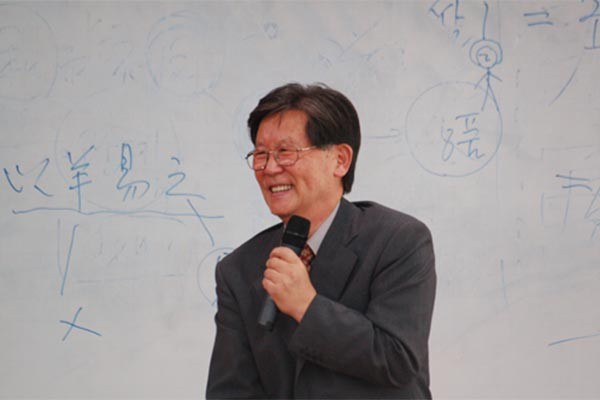 ▲ 2007년 강의 중인 故신영복 성공회대 교수. ⓒ위키피디아 공개사진