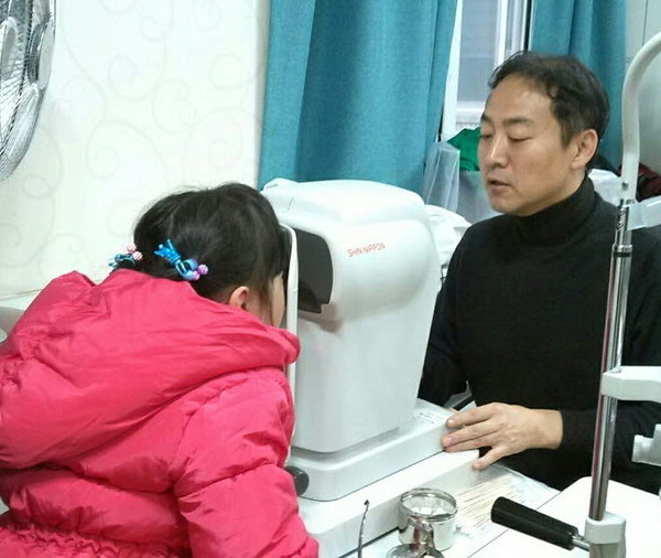 ▲ 단양주민들의 눈을 돌보고 있는 김영훈 안과의사ⓒ단양군