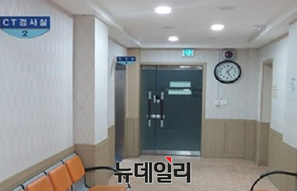 ▲ ▲서울지방병무청 CT검사실 입구 바로 옆 화장실 출입문이 존재한다. 지난 3월 징병검사관 A씨의 신술에 따르면 '징병검사자 이외 출입을 금한다'는 내용의 문구 부착이 이뤄진 것은 불과 지난해였다. ⓒ 뉴데일리