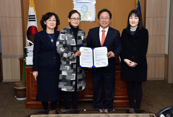 ▲ 김석준 교육감과 김민정 세이브더칠드런 부산지부장(왼쪽)이 26일 오전 10시40분 교육감실에서‘다문화 인식개선 교육사업 활성화’를 위한 업무 협약을 체결하고 있다.ⓒ부산시교육청