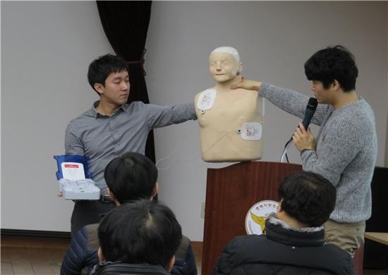 ▲ 심장제세동기 사용교육 모습.ⓒ충북지방경찰청