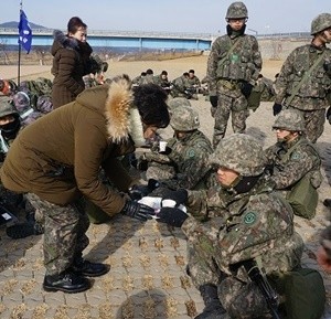 ▲ 구미시여성예비군소대는 지난 22일 매서운 추위 속에서 혹한기 훈련 중인 구미대대(대대장 중령 김정민) 장병들을 위문하기 위해 훈련장을 위로 방문했다. ⓒ구미시 제공