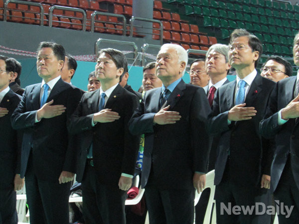 ▲ 26일 전북 전주화산체육관에서 열린 국민의당 전북도당 창당대회에서 참석자들이 국기에 대한 경례를 하고 있다. 사진 왼쪽부터 국민의당 주승용 원내대표, 안철수 인재영입위원장, 김한길 창준위 상임부위원장, 국민회의 천정배 창당준비위원장. 천정배 위원장은 이날 통합 선언 이후 처음으로 국민의당 공식 일정에 합류했다. ⓒ전주(전북)=뉴데일리 정도원 기자