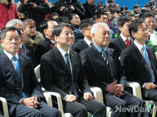 ▲ 국민의당 주승용 원내대표, 안철수 인재영입위원장, 김한길 창당준비위원회 상임부위원장과 국민회의 천정배 창당준비위원장이 26일 전북 전주화산체육관에서 열린 국민의당 전북도당 창당대회에 참석해 대회 진행을 지켜보고 있다. ⓒ전주(전북)=정도원 기자