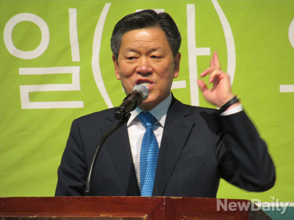 ▲ 국민의당 주승용 원내대표가 26일 전북 전주화산체육관에서 열린 국민의당 전북도당 창당대회에서 축사를 하는 도중 25일자 〈내일신문〉에 보도된 호남 민심 여론조사 결과를 언급하고 있다. ⓒ전주(전북)=정도원 기자