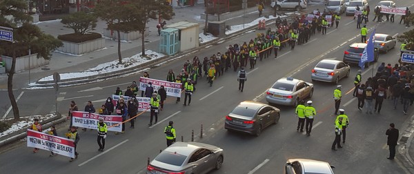 ▲ 민주노총 충북본부 조합원들의 거리행진 장면. ⓒ김정원기자
