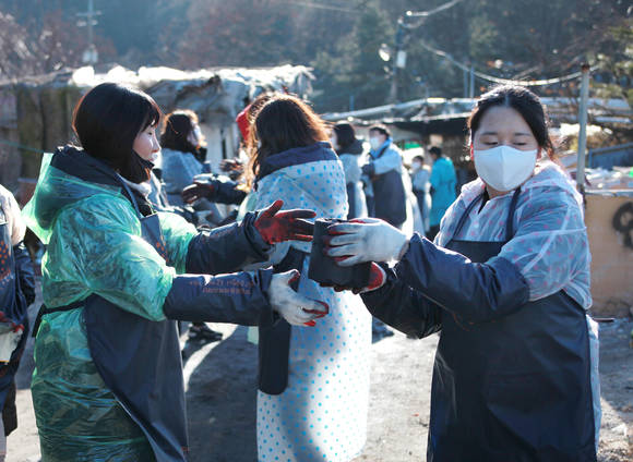 ▲ 지난 7일 서울 강남구 구룡마을에서 에듀챌린지 임직원들이 '연탄 나눔 봉사활동'에 참여하고 있다. ⓒ에듀챌린지