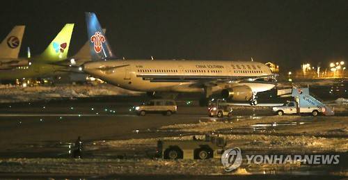 ▲ 심야 수송작전중인 제주공항.ⓒ연합뉴스