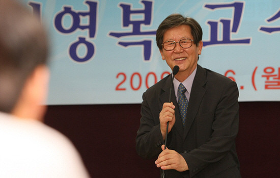 ▲ ▲ 신영복은 전향한 적이 없는 영락없는 종북좌파의 원조다. NL(민족해방)노선의 원조이자, 몸통이 정확하다. 더 이상 논란의 여지가 없다. 분명해지는 건 한국의 전체적인 지식상황이 ‘좌파 전체주의’로 흘러간다는 점이다. /사진=연합뉴스