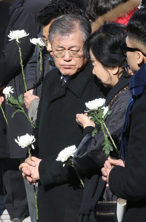 ▲ ▲ 더불어민주당 문재인 대표가 18일 오전 서울 구로구 성공회대 대학성당에서 열린 신영복 성공회대 석좌교수의 영결식에 참석해 운구행렬을 기다리고 있다. /사진=연합뉴스