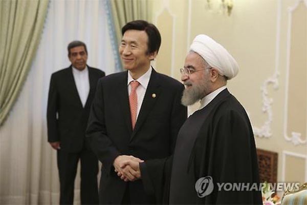 ▲ 2015년 11월 이란을 찾아 하산 로하니 대통령을 만난 윤병세 외교장관. ⓒ연합뉴스. 무단전재 및 재배포 금지.