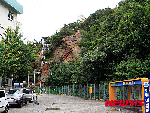 ▲ ▲울산시 동구 남목2동 서부초등학교 인근 급경사지. ⓒ 뉴시스