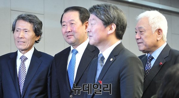 ▲ 국민의당 한상진 창당준비위원장, 김한길 상임부위원장, 안철수 인재영입위원장과 통합신당 박주선 창당준비위원장이 27일 의원회관에서 통합 선언 기자회견을 마친 직후 함께 빠져나가고 있다. ⓒ뉴데일리 이종현 기자