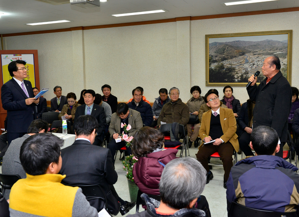 ▲ 이근규 시장(왼쪽)이 의암동을 방문, 주민들과 대화를 나누고 있다 ⓒ제천시