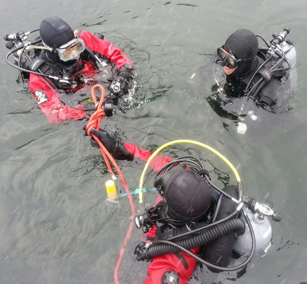 ▲ 제천소방서 119구조대원들이 혹한기 동계수난 인명구조훈련을 하고 있다ⓒ제천소방서
