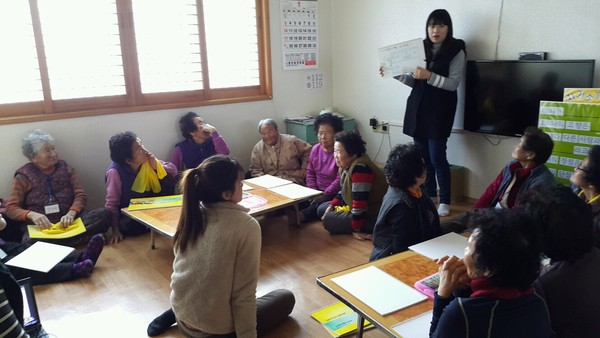 ▲ 함안군보건소(소장 강경희)가  ‘행복지수 100, 백세마을 만들기’프로그램을 운영하는 장면ⓒ함안군