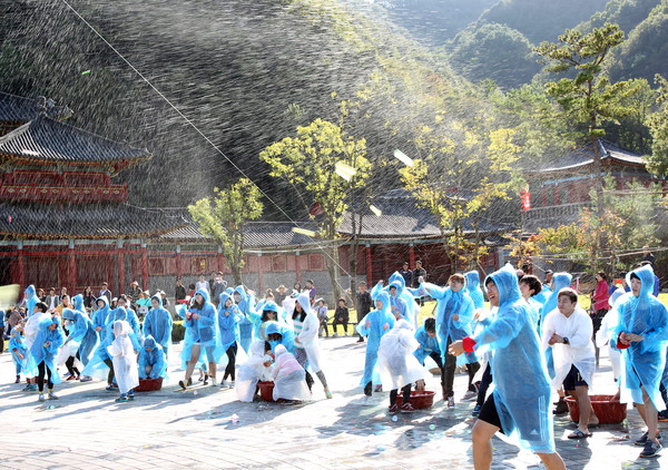 ▲ 온달문화축제에 참여한 관광객과 주민들이 편을 나눠 물풍선으로 전투를 벌이고 있는 모습ⓒ단양군