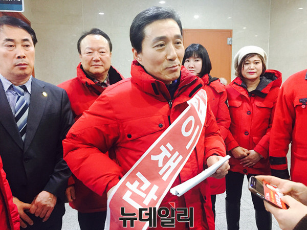 ▲ 이채관 예비후보는 27일 기자회견을 열고 김태호의원 출마설을 비판했다 ⓒ뉴데일리 김희진 기자