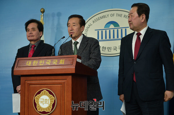 ▲ 전남 목포 예비후보인 유선호 전 의원은 27일 본지와 통화에서 이날 오전에 있었던 국민의당과 통합신당의 통합 선언을 높이 평가하며, 이로 인해 더민주 소속 전남 의원들의 거취 결단에도 영향이 있을 것으로 내다봤다. 사진은 지난 20일 국회에서 기자회견을 열고 신당 통합을 촉구하고 있는 유선호 전 의원. ⓒ뉴데일리 정상윤 기자