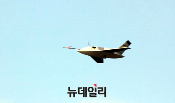 ▲ 한국형 무인전투기(K-UCAV) 1/28의 축소모형 실제 비행모습.ⓒKAI