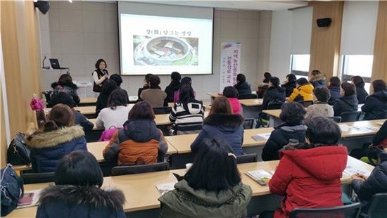 ▲ 칠곡군은 지역 내 각급학교 소속 영양사, 조리사 등 관계자 40명을 대상으로 지난 26일부터 27일까지 이틀 간 국내산 농산물 활용 전통장류 교육을 실시했다.  ⓒ칠곡군