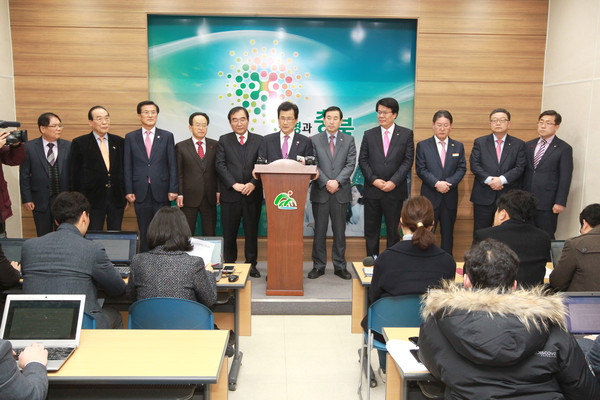 ▲ 충북도를 비롯한 11개 시장‧군수들이 ‘무상급식 관련 도와 시‧군의 입장’을 발표하고 있다. ⓒ충북도