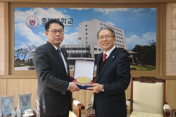 ▲ 사진 왼쪽부터 이택동 KT&G 충북본부장, 윤여표 충북대총장.ⓒ충북대학교