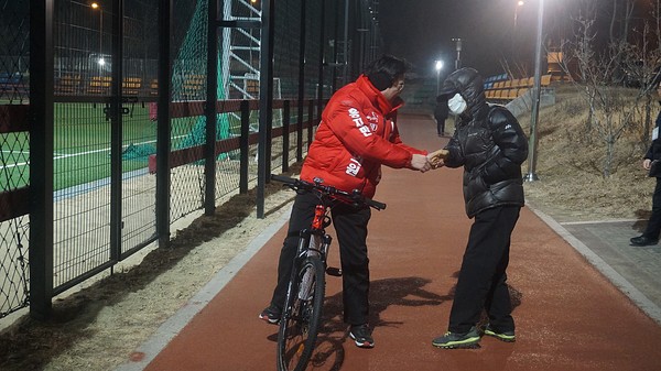 ▲ 대구 달서갑 홍지만 의원이 27일 자전거를 타며 새벽 이른시간 운동 나온 사람들을 상대로 인사를 나누고 있다.ⓒ홍 의원 측 제공