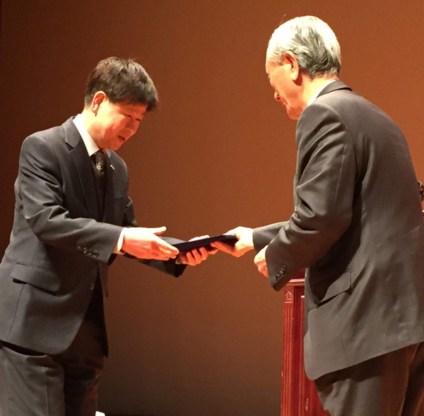 ▲ 충주 SM새마을금고 관계자(오른쪽)가 충주시에 후원금을 기탁하고 있다.ⓒ충주시