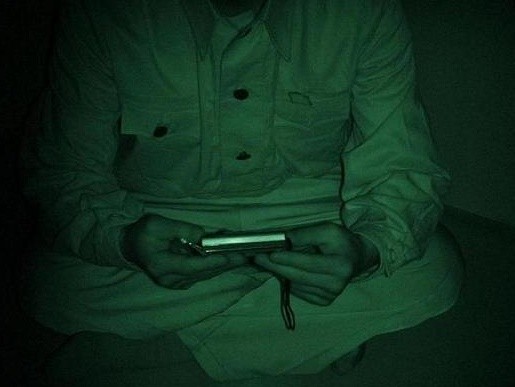 ▲ 라디오를 통해 남한방송을 정취하는 북한주민 / 자료사진