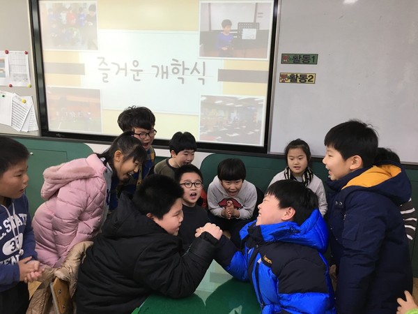 ▲ 사진은 지난 27일 개학한 소정초 학생들이 한데 모여 팔씨름을 하며 방학 동안 자란 힘을 서로 자랑하고 있다ⓒ세종시교육청