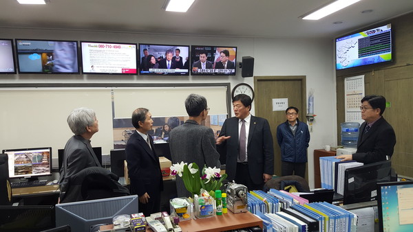 ▲ 충북도의회 건설소방위원회가 28일 재난안전상황실과 경보통제소를 방문해 관계자들을 격려했다.ⓒ충북도의회