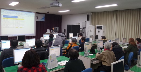 ▲ 의성군이 ‘교육품질 향상과 균등교육 실현’이라는 목표를 설정하고, 상설교육장을 개설해 농한기인 지난 25일부터 올 3월까지 정보화 교육에 나서고 있다. ⓒ의성군 제공