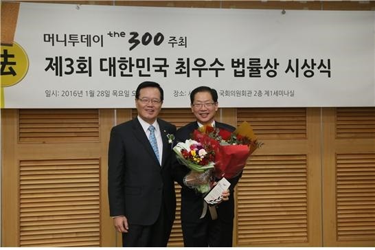 ▲ 오제세 의원이 대한민국 최우수 법률상을 수상했다.ⓒ오제세 의원 사무소