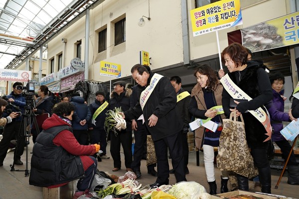 ▲ 상주시는 민족최대명절인 설을 앞두고 활력 넘치는 전통시장 살리기 프로젝트의 일환으로 지난 27일 중앙 및 풍물시장에서 ‘설맞이 전통시장 애용 캠페인 및 장보기 행사’를 가졌다. ⓒ상주시 제공