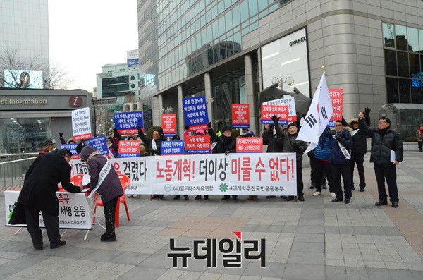 ▲ 시민단체들은 국회에 계류중인 노동개혁법, 경제활성화법 등 주요법안에  대한 조속한 통과를 촉구했다.  ⓒ (사)월드피스자유연합