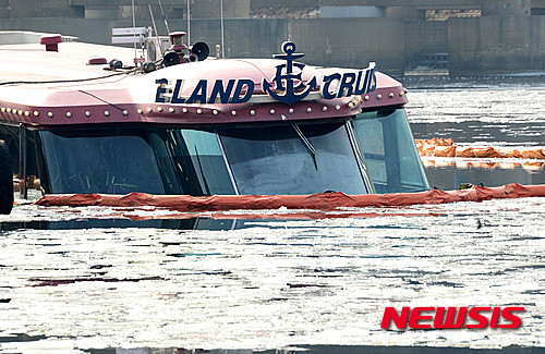 ▲ 27일 이랜드 크루즈사 한강유람선이 물에 잠겨 있다.ⓒ 사진: 뉴시스