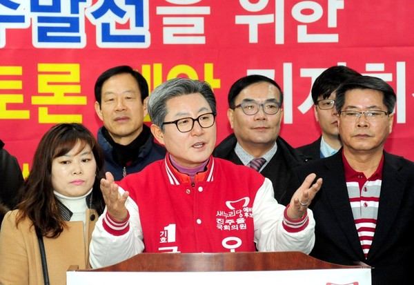 ▲ 새누리당 진주(을) 오태완 예비후보가 28일 진주 시청 브리핑 룸에서 기자회견을 하고있다.ⓒ오태완 후보 측 제공.