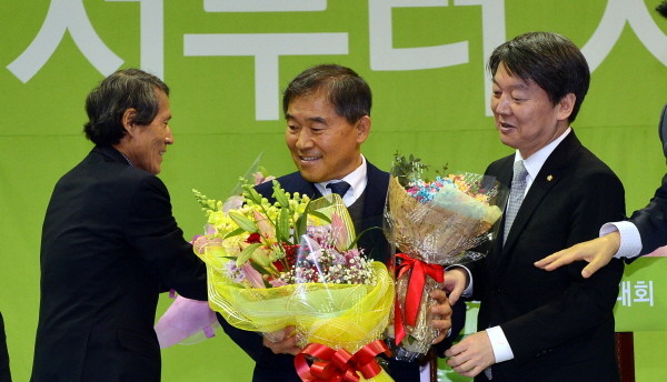 ▲ 지난 21일 전라남도 보성다향체육관에서 열린 국민의당 전남도당 창당대회에서 도당위원장으로 선출된 황주홍 의원이 축하의 꽃다발을 받고 있다. ⓒ뉴시스 사진DB