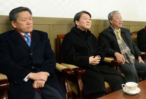 ▲ 지난 26일 전라북도 전주화산체육관에서 열린 국민의당 전북도당 창당대회 직후 주승용 원내대표, 안철수 인재영입위원장, 유성엽 도당창당대회 임시의장 등이 티타임을 가지고 있다. ⓒ뉴시스 사진DB