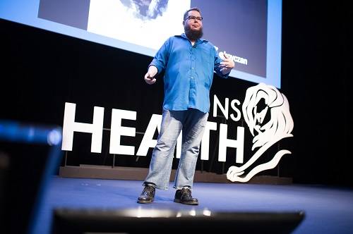 ▲ 2015년 라이언즈 헬스의 맥칸 헬스 세미나에서 작가 셰인 코이찬이 프리젠테이션을 진행하고 있다 ⓒ칸 라이언즈 한국사무국